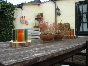 Glas-in-lood robuusten voor op de tuintafel